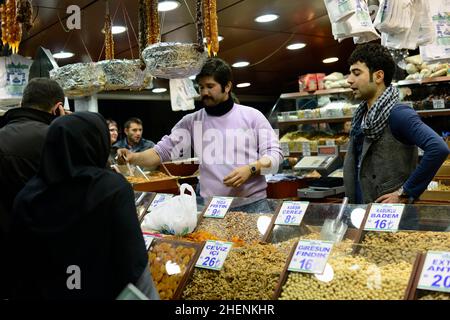 Frutta secca e noci negozio nel bazar vibrante vicino al bazar egiziano a Istanbul, Turchia. Foto Stock