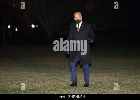 Washington, Vereinigte Staaten. 11th Jan 2022. Il presidente degli Stati Uniti Joe Biden ritorna alla Casa Bianca di Washington, DC dopo aver partecipato agli eventi ad Atlanta, GA, 11 gennaio 2022. Credit: Chris Kleponis/Pool via CNP/dpa/Alamy Live News Foto Stock