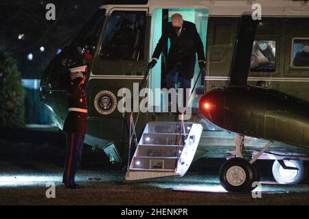 Washington, Vereinigte Staaten. 11th Jan 2022. Il presidente degli Stati Uniti Joe Biden ritorna alla Casa Bianca di Washington, DC dopo aver partecipato agli eventi ad Atlanta, GA, 11 gennaio 2022. Credit: Chris Kleponis/Pool via CNP/dpa/Alamy Live News Foto Stock