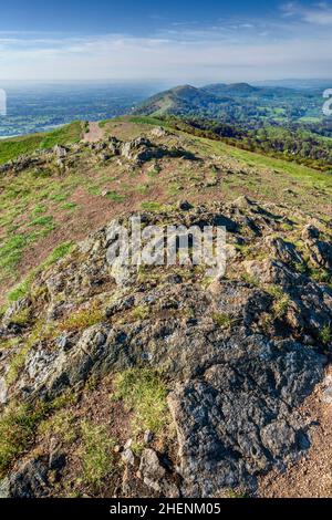 Guardando a sud lungo la cresta delle colline Malvern, al sole del mattino nel mese di giugno. Foto Stock