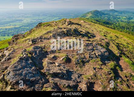 Guardando a sud lungo la cresta delle colline Malvern, al sole del mattino nel mese di giugno. Foto Stock