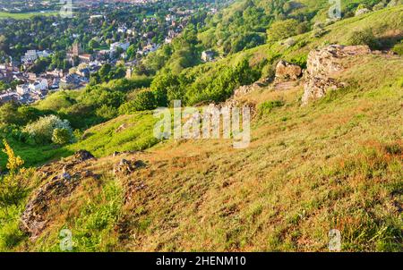 Vista sulla popolare cittadina termale e il Grande Priorato Malvern, in estate all'alba, mentre si arrampica sulla collina di Malvern, verso la cima del Worcest Foto Stock