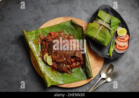 Meen Pollichathu o pollichathu di pesce, gustoso piatto di kerala, pesce con masala cotto in foglia di banana. Foto Stock