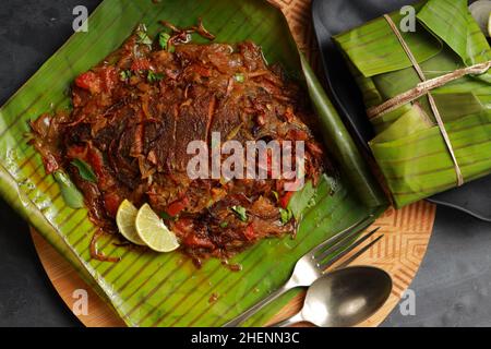 Meen Pollichathu o pollichathu di pesce, gustoso piatto di kerala, pesce con masala cotto in foglia di banana. Foto Stock