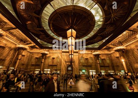 CAIRO, EGITTO - 13 NOVEMBRE 2018: Persone alla stazione ferroviaria di Ramses al Cairo Foto Stock