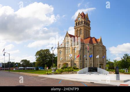 Knox, Indiana, USA - 22 agosto 2021: Il tribunale della contea di Starke e Veterans Memorial Plaza Foto Stock