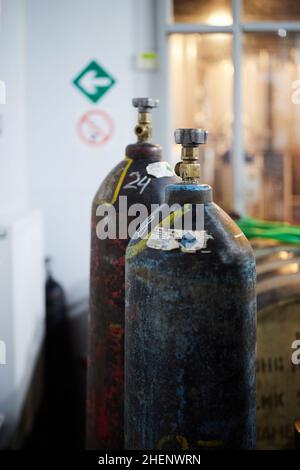 Attrezzature per la produzione di birra artigianale. Bombole con anidride carbonica compressa. Vista frontale. Foto Stock