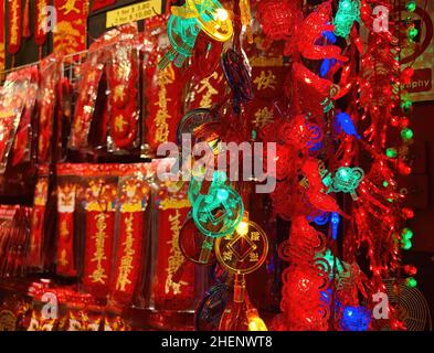 Accessori e decorazioni sono venduti su Capodanno cinese Foto Stock