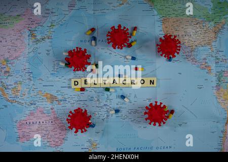 Concetto di salute. Layout di pillole, modello di virus, mappa e piastrelle di plastica con testo DELTRACRON, nuova variante codice 19 rilevato. Foto Stock