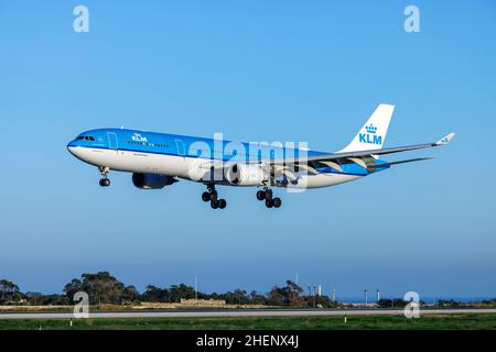 KLM - Royal Dutch Airlines Airbus A330-303 (REG: PH-AKF) in arrivo poco prima del tramonto per il servizio di assistenza a Lufthansa Technik Malta, Foto Stock