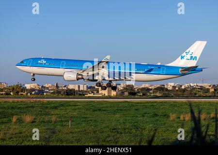 KLM - Royal Dutch Airlines Airbus A330-303 (REG: PH-AKF) in arrivo poco prima del tramonto per il servizio di assistenza a Lufthansa Technik Malta, Foto Stock