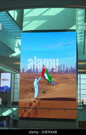 Augurando prosperità e felicità agli Emirati Arabi Uniti in occasione della Giornata Nazionale degli Emirati Arabi Uniti, nuovo terminal passeggeri, Bahrain International Airport Foto Stock