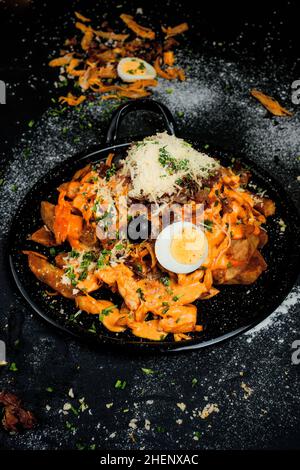 Piatto di patate fritte con pollo, carne a pezzi e formaggio Foto Stock