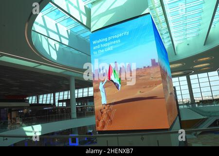 Augurando prosperità e felicità agli Emirati Arabi Uniti in occasione della Giornata Nazionale degli Emirati Arabi Uniti, nuovo terminal passeggeri, Bahrain International Airport Foto Stock