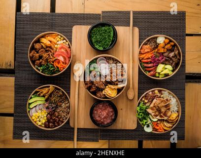Pasto di pollo in ciotole con verdure Foto Stock