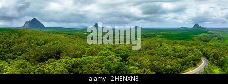 Vista aerea delle Glass House Mountains nella Sunshine Coast. Panorama su larga scala. Beerwah, Queensland, Australia Foto Stock