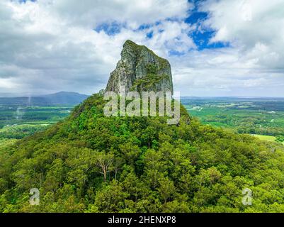 Vista aerea ravvicinata del Monte Coonowrin nelle Glass House Mountains. Sunshine Coast, Queensland, Australia. Foto Stock