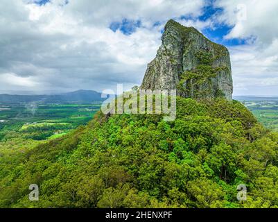 Vista aerea ravvicinata del Monte Coonowrin nelle Glass House Mountains. Sunshine Coast, Queensland, Australia. Foto Stock