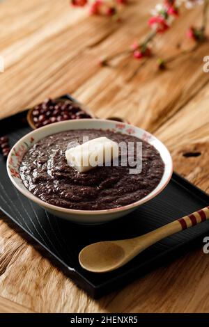 Prelibatezze giapponesi fatte in casa. Zenzai zuppa di fagioli rossi con Mochi. Sopra tavola di legno Foto Stock