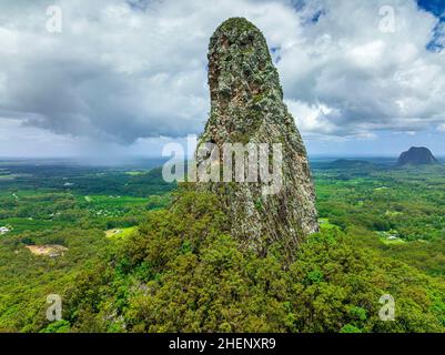 Vista aerea ravvicinata del Monte Coonowrin nelle Glass House Mountains. Sunshine Coast, Queensland, Australia. Foto Stock