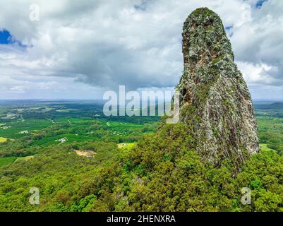 Vista aerea ravvicinata del Monte Coonowrin nelle Glass House Mountains. Sunshine Coast, Queensland, Australia. Foto Stock