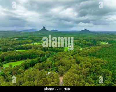 Vista aerea delle Glass House Mountains nella Sunshine Coast. Beerwah, Queensland, Australia Foto Stock