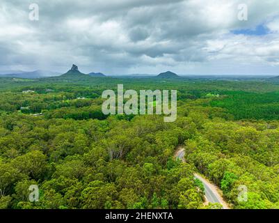 Vista aerea delle Glass House Mountains nella Sunshine Coast. Beerwah, Queensland, Australia Foto Stock