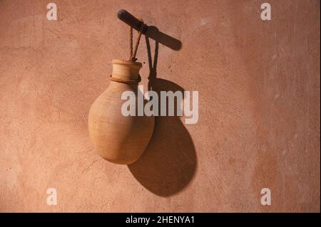 Vaso d'acqua di argilla fatto a mano appeso in casa villaggio tradizionale Foto Stock