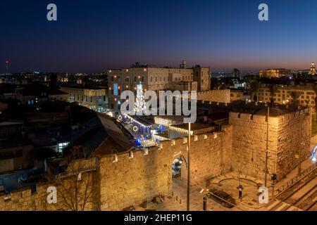 Vista della via Bab al Jadid decorata a Natale che conduce alla porta nuova nel quartiere cristiano della città vecchia di Gerusalemme Est Israele Foto Stock
