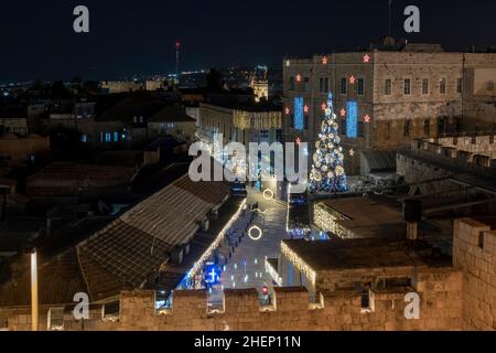 Vista della via Bab al Jadid decorata a Natale che conduce alla porta nuova nel quartiere cristiano della città vecchia di Gerusalemme Est Israele Foto Stock