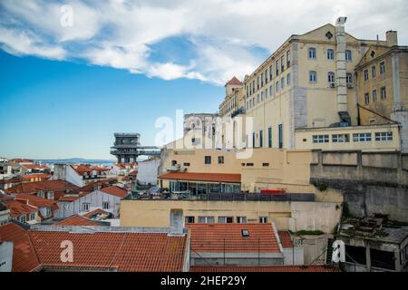 L'Elevador de Santa Justa, a sinistra, e le rovine del Convento e Igreja do Carmo a Chiado nella città di Lisbona in Portogallo. Portogallo, Lisbona, Oc Foto Stock