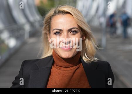 Primo piano ritratto di una donna d'affari bionda sorridente che guarda la fotocamera Foto Stock