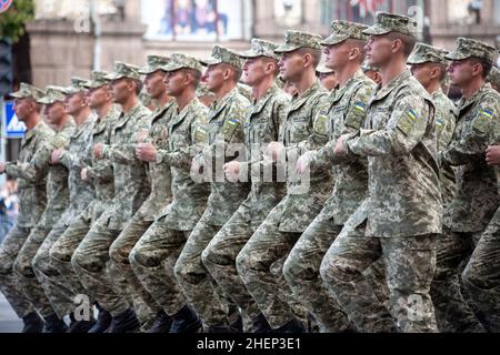 Ucraina, Kiev - 18 agosto 2021: Forze aeree. Ucraino militare. C'è un distacco di soccorritori. Soccorritori. Il sistema militare sta marciando nella sfilata. Marcia della folla. Soldati dell'esercito. Foto Stock