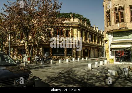 Isfahan, Nor Julfa, Iran, 16, novembre, 2021: Bellissimo edificio antico all'incrocio di Julfa str, nel quartiere di Nor Julfa Armena a Isfahan Foto Stock