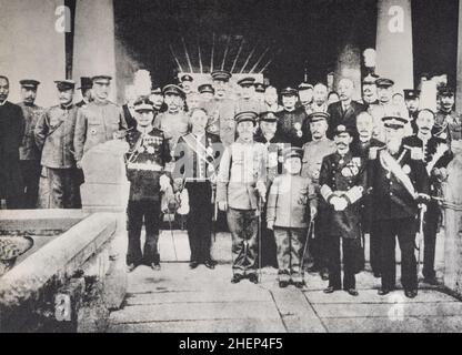 Foto di gruppo dei VIP giapponesi che visitano la Corea nel 1907 a Changdeokgung. (Fronte da sinistra a destra) imperatore Taisho (come principe della corona), ultimo Principe dell'Impero coreano Yi un, Arisucawanomiya, Ito Hirobumi . (Seconda a sinistra 1, 2) Togo Heihachiro, Katsura Taro, Collezione privata Foto Stock