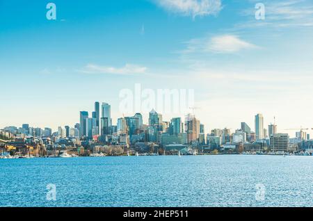 Skyline di Seattle sul lago Union in giornata di sole, seattle, washington, usa. Foto Stock