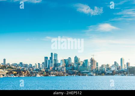 Skyline di Seattle sul lago Union in giornata di sole, seattle, washington, usa. Foto Stock