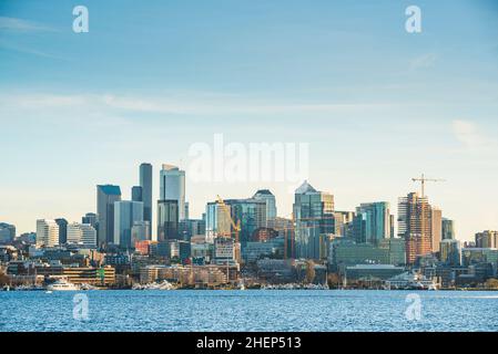 Skyline di Seattle sul lago Union in giornata di sole, seattle, washington, usa. Foto Stock