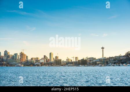 Skyline di Seattle sul lago Union in giornata di sole, seattle, washington, usa. Foto Stock