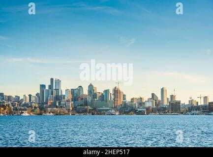 Skyline di Seattle sul lago Union in giornata di sole, seattle, washington, usa. Foto Stock