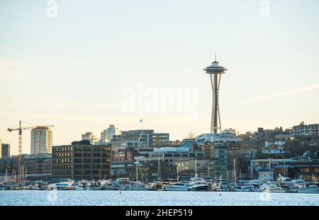 Skyline di Seattle sul lago Union in giornata di sole, seattle, washington, usa. Foto Stock