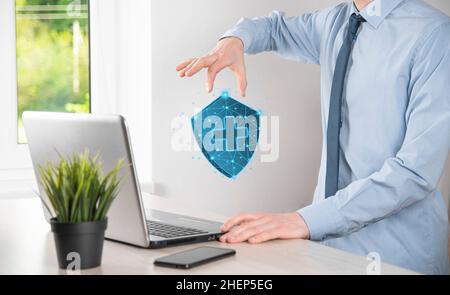 Businessman Hold Shield con icona poligonale più bassa, icona della medicina.Health Shield.modello del logo medico, simbolo di protezione con segno a croce, assistenza sanitaria s. Foto Stock