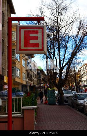 Lettera rossa e di cartello farmacia in strada, farmacia in turco-Eczane- Foto Stock