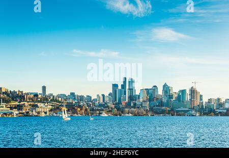 Skyline di Seattle sul lago Union in giornata di sole, seattle, washington, usa. Foto Stock
