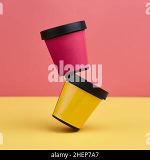 Due contenitori in plastica per cosmetici e prodotti per la cura del corpo Foto Stock
