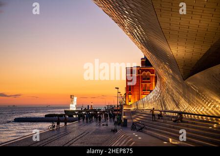 Il Museu de Arte, Arquitetura e Tecnolocia o MAAT al Rio Tejo a Belem vicino alla città di Lisbona in Portogallo. Portogallo, Lisbona, ottobre 2021 Foto Stock