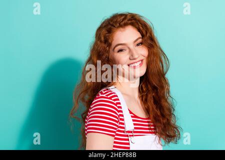 Ritratto di attraente sognante cute ragazza allegra buon umore ombra isolato vibrante blu sfondo di colore Foto Stock