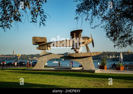 La Statua dell'aeroplano di Gago Coutinho Sacadura Cabral a Belem vicino alla città di Lisbona in Portogallo. Portogallo, Lisbona, ottobre 2021 Foto Stock