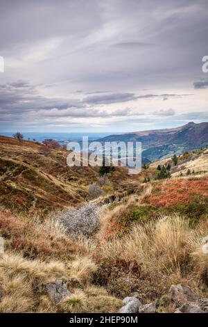 Vista della campagna selvaggia dell'Alvernia con montagne sullo sfondo Foto Stock