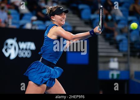 Sydney, Australia. 12th Jan 2022. Paula Badosa di Spagna gioca una mano d'avanti contro Ajla Tomljanovic dell'Australia durante il round 2 del Sydney Tennis Classic 2022 al Sydney Olympic Park Tennis Center di Sydney, Australia il 12 gennaio 2022. Foto di Peter Dovgan. Solo per uso editoriale, licenza richiesta per uso commerciale. Nessun utilizzo nelle scommesse, nei giochi o nelle pubblicazioni di un singolo club/campionato/giocatore. Credit: UK Sports Pics Ltd/Alamy Live News Foto Stock